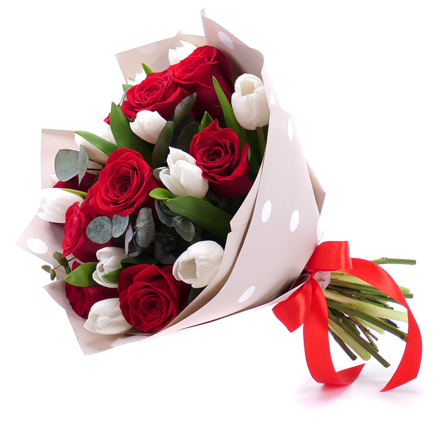 03001534_edes-voros-rozsak-es-feher-tulipanok