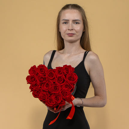 03001858_orok-fekete-sziv-alaku-dobozban-for-you-s-18-rozsa-monalisa-piros