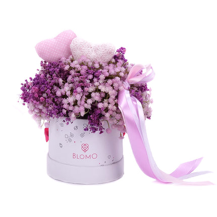 03101523_irigo-feher-blomo-doboz-s-lila-gypsophila-es-szivek