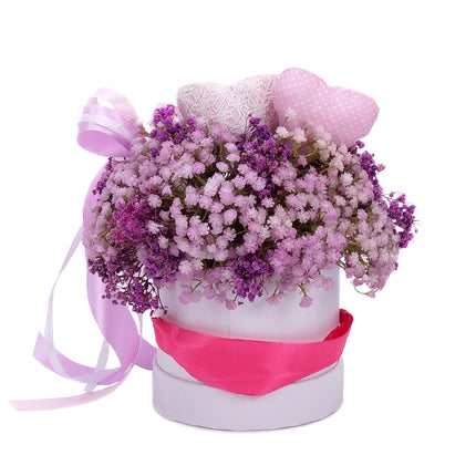 03101523_irigo-feher-blomo-doboz-s-lila-gypsophila-es-szivek