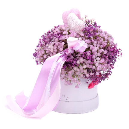 03101523_irigo-feher-blomo-doboz-s-lila-gypsophila-es-szivek