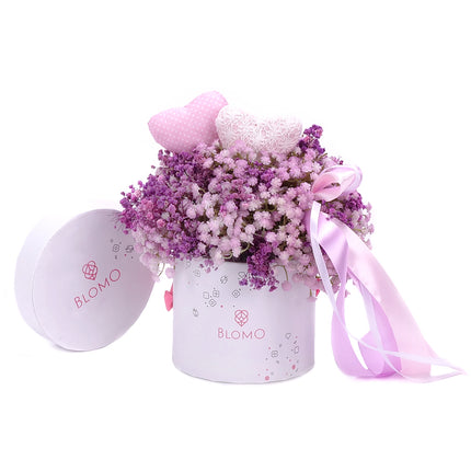 03101523_irigo-feher-blomo-doboz-s-lila-gypsophila-es-szivek