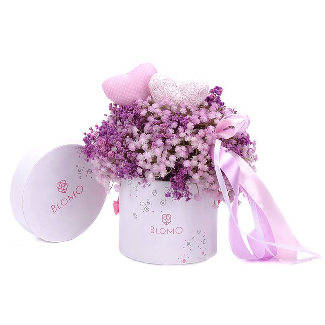 03101523_irigo-feher-blomo-doboz-s-lila-gypsophila-es-szivek