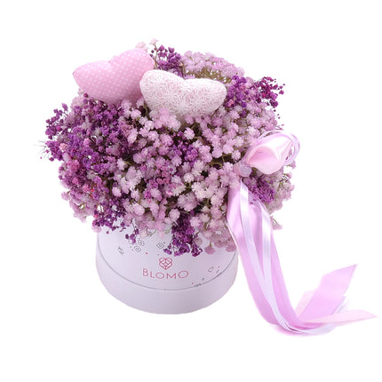 03101523_irigo-feher-blomo-doboz-s-lila-gypsophila-es-szivek